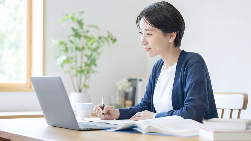 オンラインで学ぶ受講生の静止画