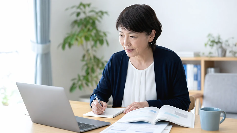 自宅で通信学習に取り組む受講生の静止画